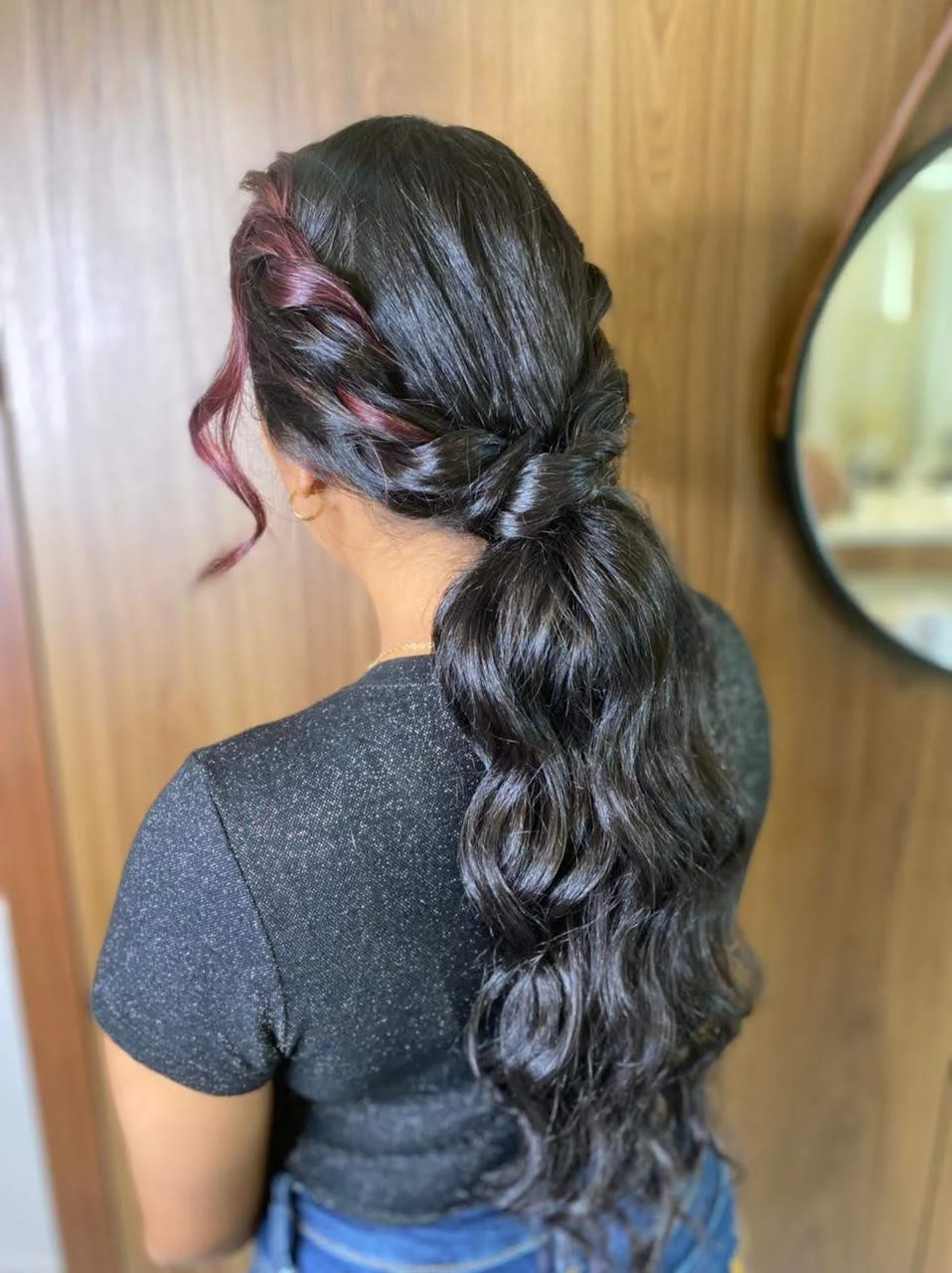 Rabo baixo volumoso em ondas, com mechas torcidas no alto, de costas diante do espelho redondo